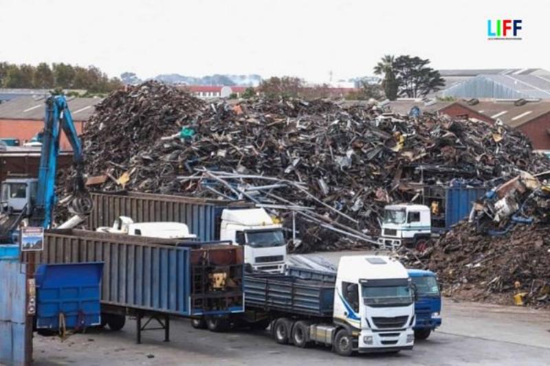 Hình ảnh cận cảnh một kiện hàng đã được đóng gói cẩn thận và dán nhãn thông tin gửi hàng rõ ràng, có mã vạch hoặc mã vận đơn.